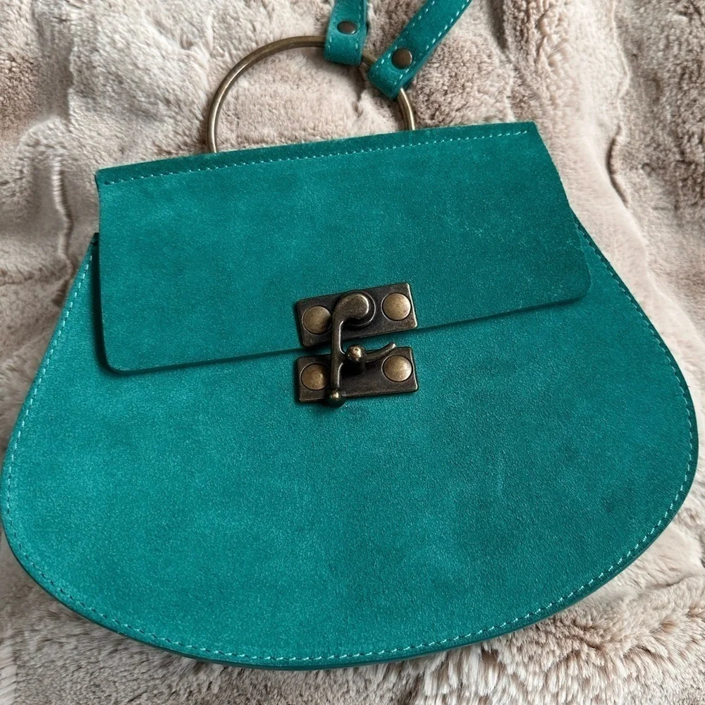 Sundance suede purse in beautiful emerald green; made in Italy

Strap 22” - Picture 2 of 8